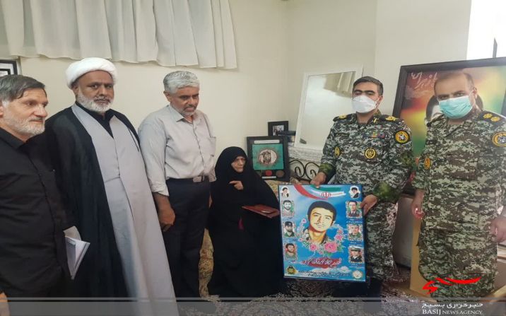 فرماندهان ارشد پدافند هوایی ارتش از ۵۰ خانواده شهید در قم فرماندهان ارشد پدافند هوایی ارتش از ۵۰ خانواده شهید در قم